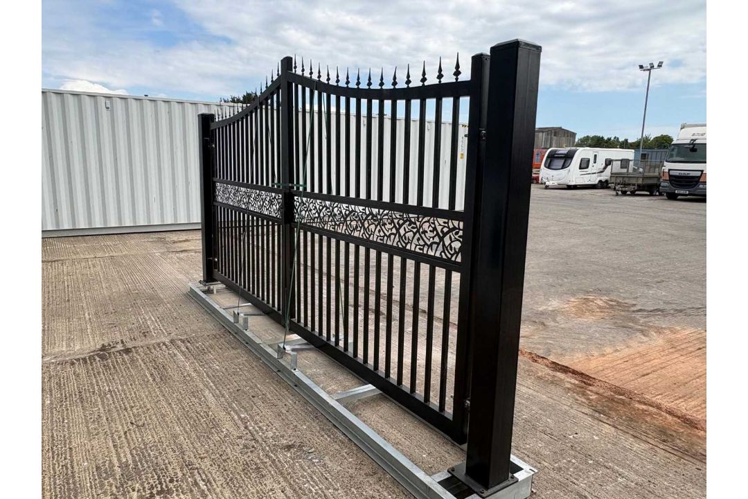 Unused 15.6Ft x 7.6Ft Manual By Parting Gates With 6"x6" Post & Rams - Image 5 of 8