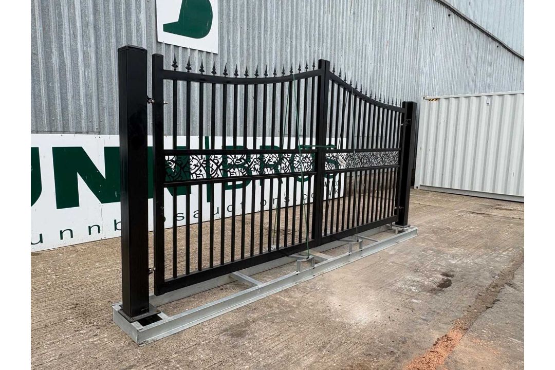 Unused 15.6Ft x 7.6Ft Manual By Parting Gates With 6"x6" Post & Rams - Image 1 of 8