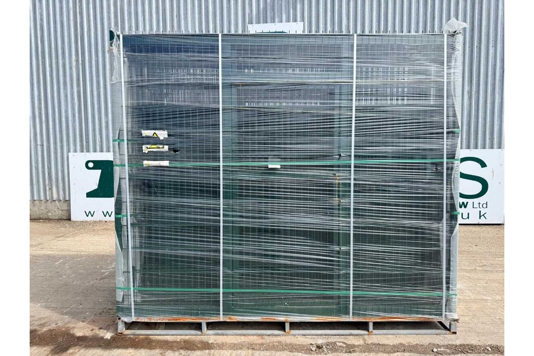 Unused Green H/D Mesh Security Gates 6M X 2.4M, 3M Posts H/D X150 x150, Internal Pedestrian Gate Key - Image 2 of 7