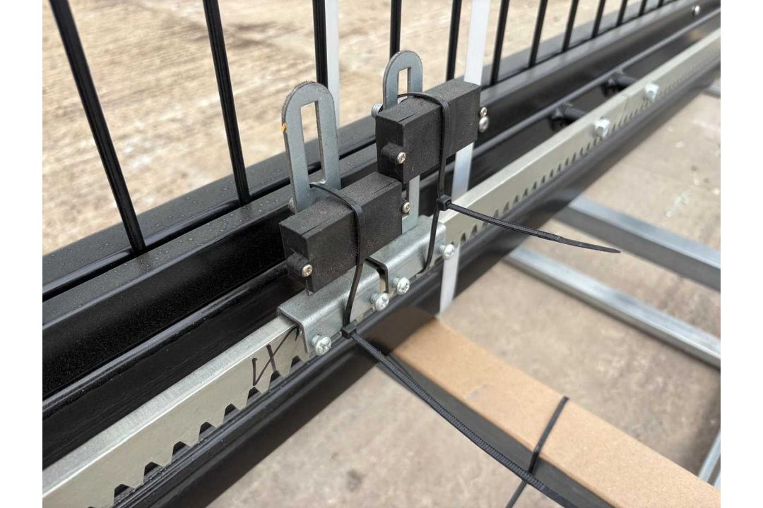 Unused XPF16WG 16Ft x 5Ft Electrical Counter Leaver Gate In Mesh Design With Motor & 5 Fobs - Image 10 of 13