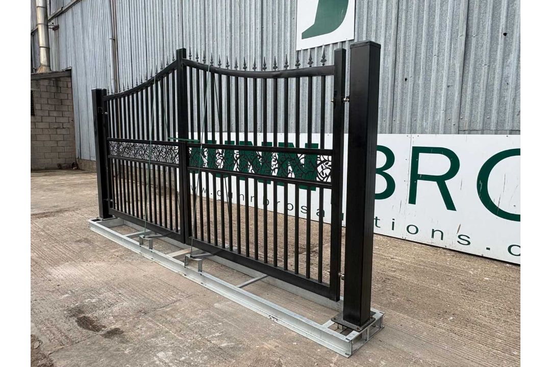 Unused 15.6Ft x 7.6Ft Manual By Parting Gates With 6"x6" Post & Rams - Image 3 of 8