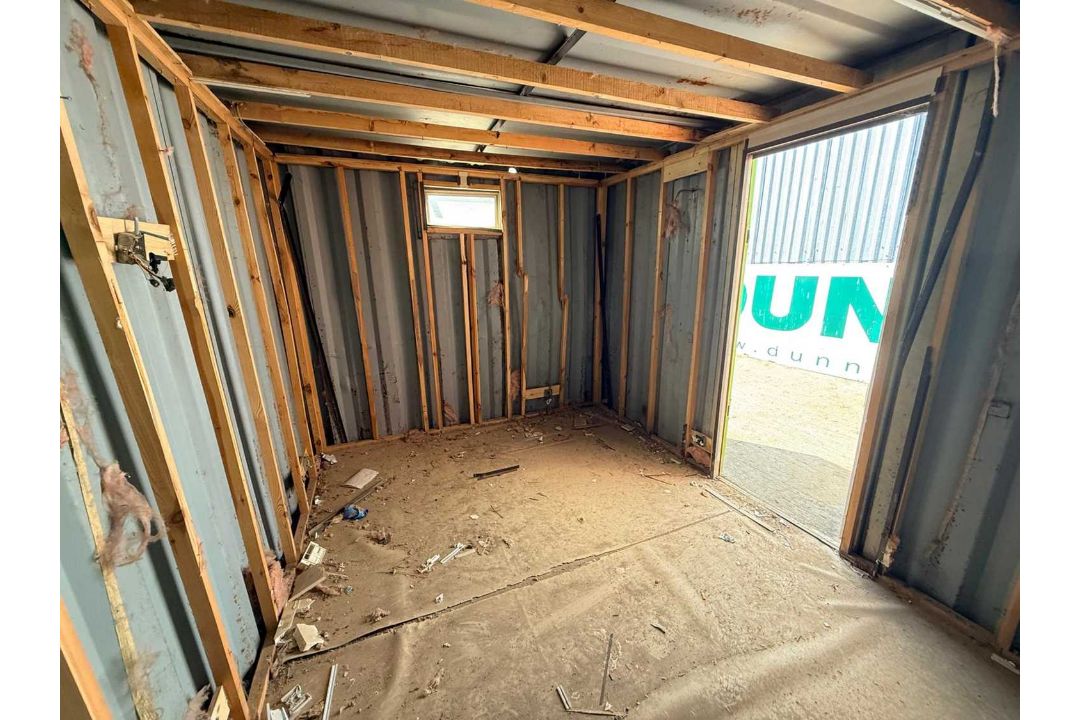 UNRESERVED - Container 9' x 13'2" Door & Window - Image 8 of 11