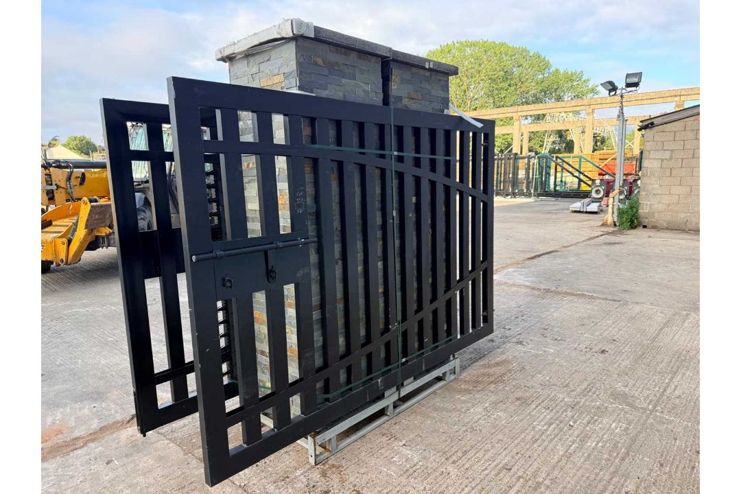 Unused 17ft Iron Double Swing Gates With Stone Effect Pillars (See Pictures Of Damage) - Image 5 of 16