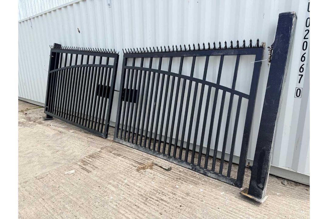 Pair Of Pillar Iron Gates 17Ft x 6Ft Model G17X-P15F - Image 3 of 4