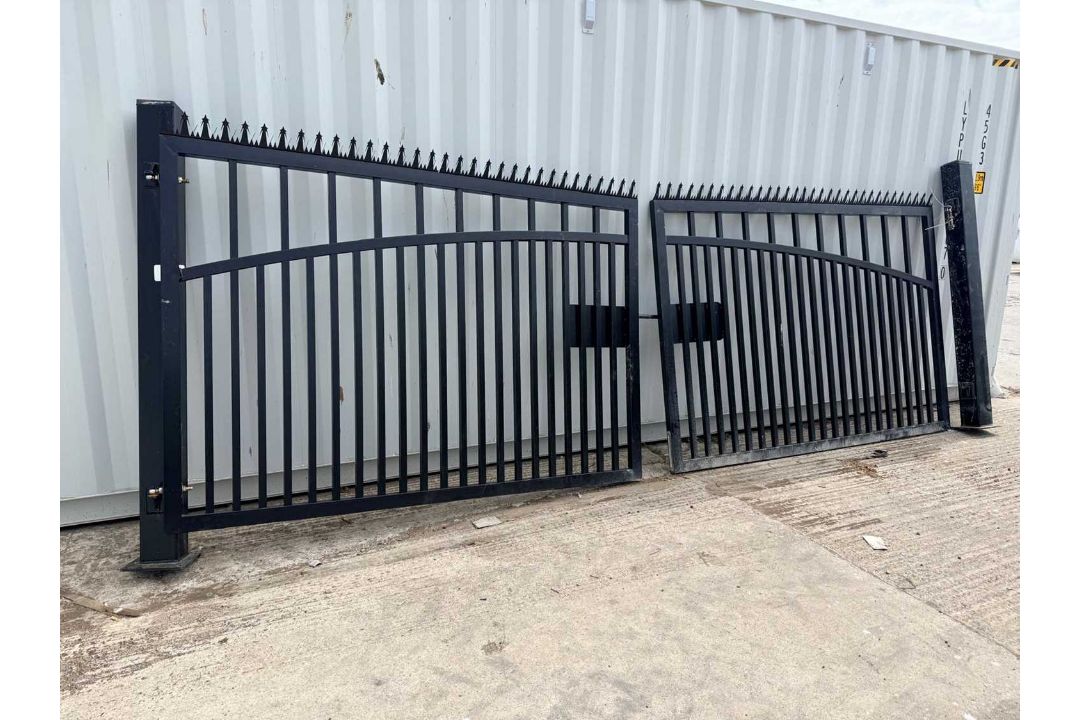 Pair Of Pillar Iron Gates 17Ft x 6Ft Model G17X-P15F - Image 1 of 4