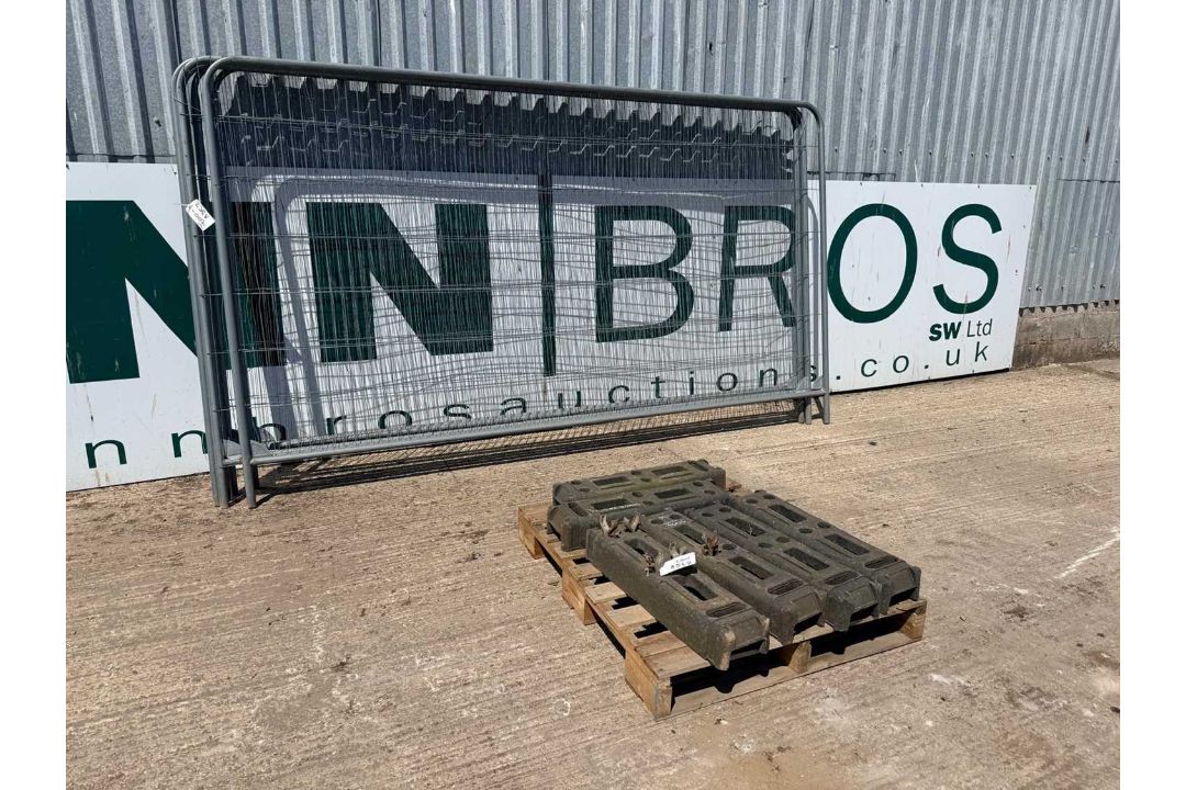 UNRESERVED - Six Heras Fencing Panels & Six Feet & 5 Clips - Image 1 of 5
