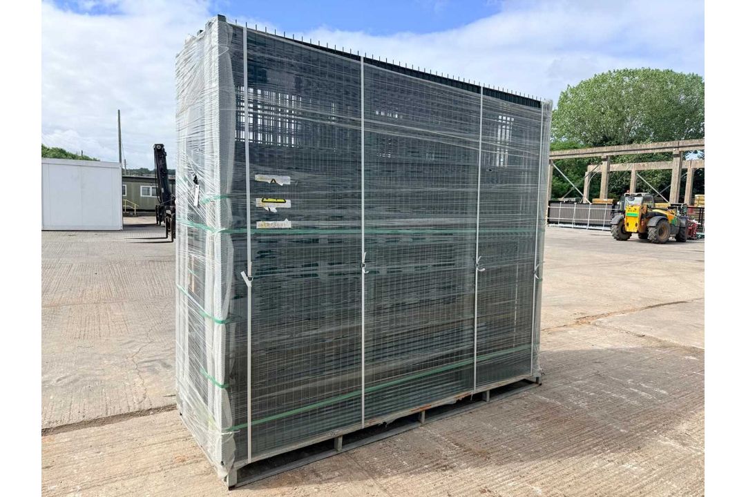 Unused Green H/D Mesh Security Gates 6M X 2.4M, 3M Posts H/D X150 x150, Internal Pedestrian Gate Key - Image 4 of 7