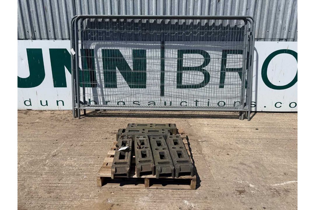 UNRESERVED - Six Heras Fencing Panels & Six Feet & 5 Clips - Image 2 of 5