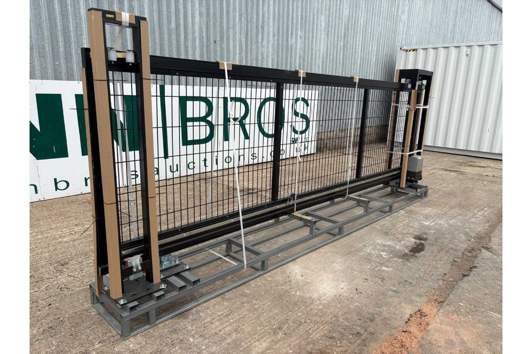 Unused XPF16WG 16Ft x 5Ft Electrical Counter Leaver Gate In Mesh Design With Motor & 5 Fobs - Image 1 of 13