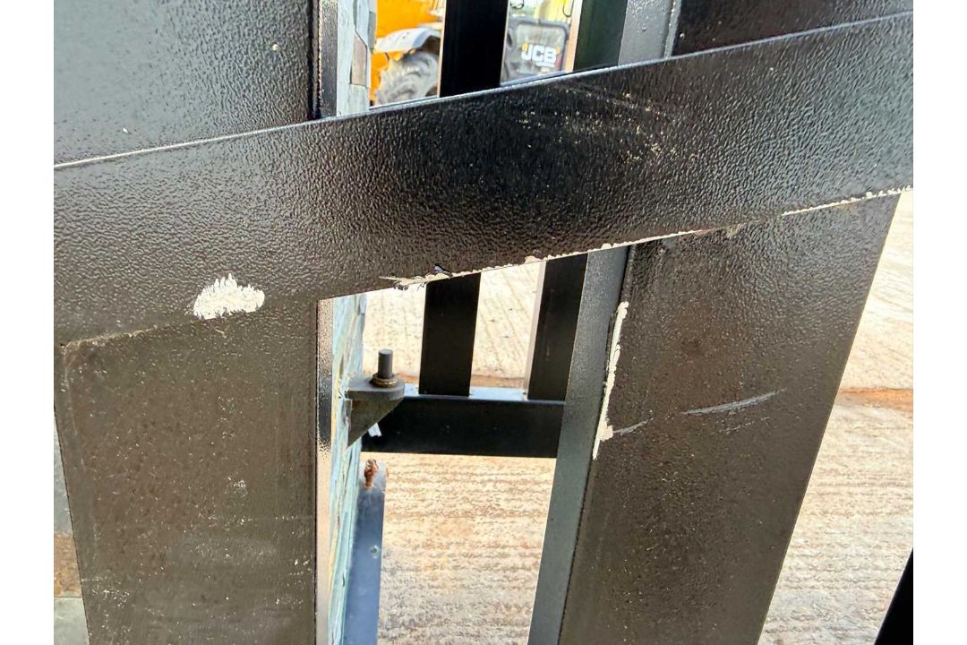 Unused 17ft Iron Double Swing Gates With Stone Effect Pillars (See Pictures Of Damage) - Image 10 of 16