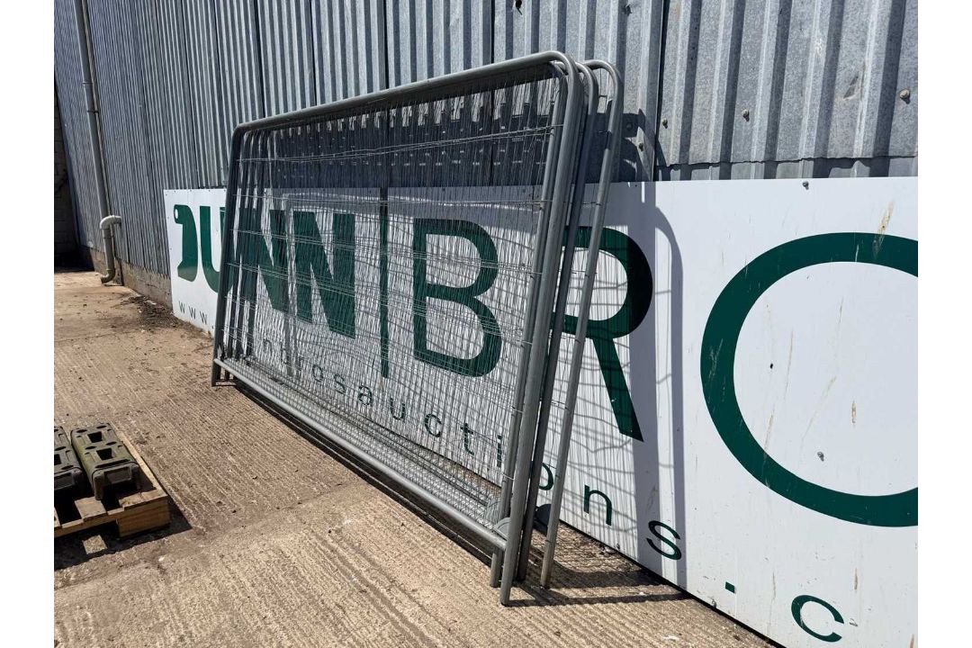 UNRESERVED - Six Heras Fencing Panels & Six Feet & 5 Clips - Image 4 of 5