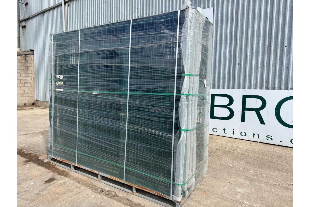 Unused Green H/D Mesh Security Gates 6M X 2.4M, 3M Posts H/D X150 x150, Internal Pedestrian Gate Key - Image 3 of 7
