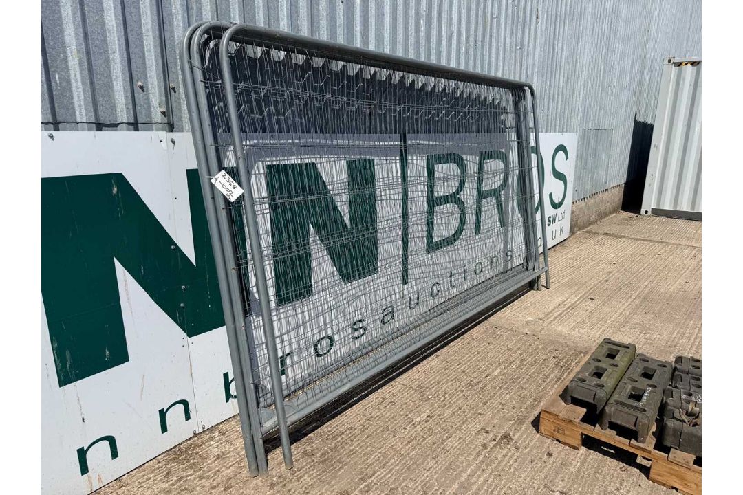 UNRESERVED - Six Heras Fencing Panels & Six Feet & 5 Clips - Image 5 of 5