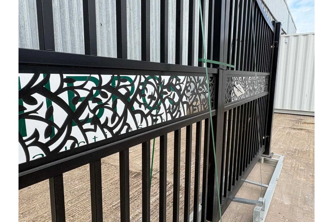 Unused 15.6Ft x 7.6Ft Manual By Parting Gates With 6"x6" Post & Rams - Image 7 of 8