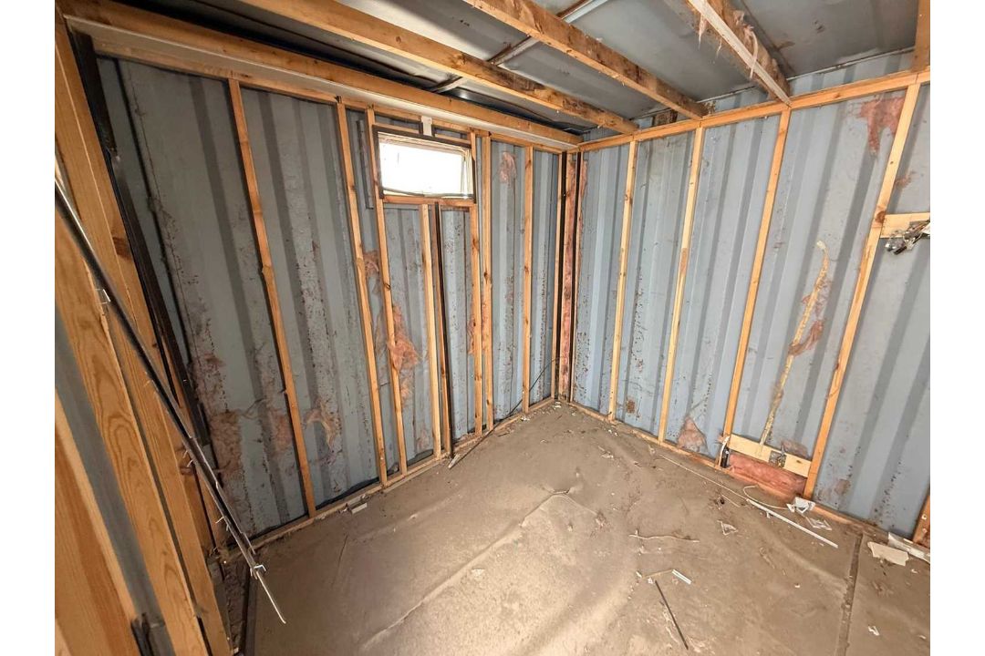 UNRESERVED - Container 9' x 13'2" Door & Window - Image 7 of 11