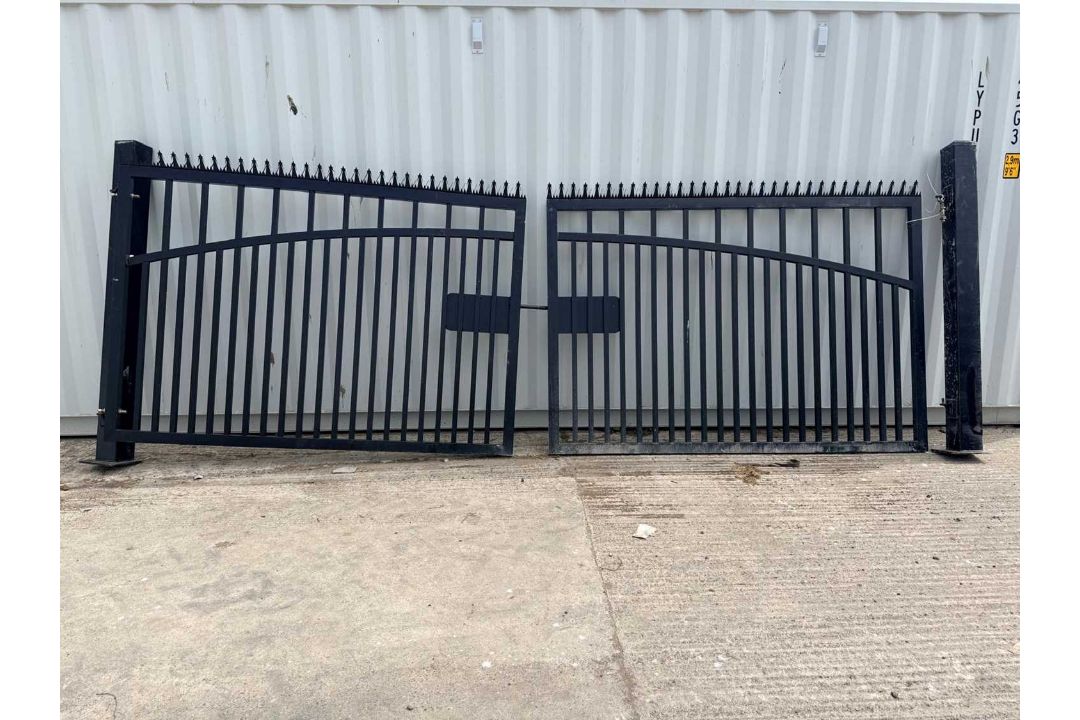 Pair Of Pillar Iron Gates 17Ft x 6Ft Model G17X-P15F - Image 2 of 4