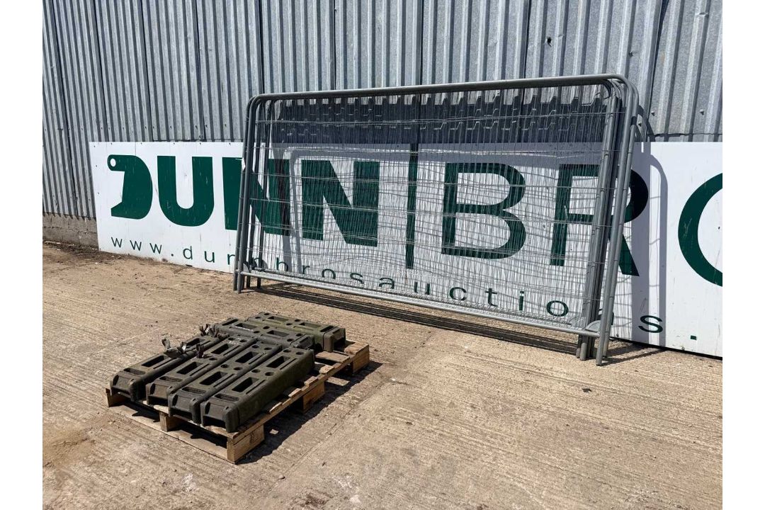UNRESERVED - Six Heras Fencing Panels & Six Feet & 5 Clips - Image 3 of 5