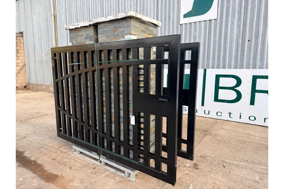 Unused 17ft Iron Double Swing Gates With Stone Effect Pillars (See Pictures Of Damage) - Image 4 of 16