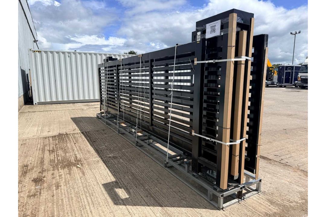Unused 19'8" x 5'2" Horizontal Bar Black Electric Sliding Gate With Fobs & Keys (1x Gate Only) - Image 6 of 9