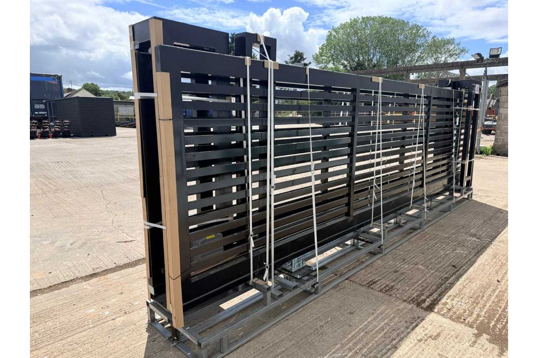 Unused 19'8" x 5'2" Horizontal Bar Black Electric Sliding Gate With Fobs & Keys (1x Gate Only) - Image 4 of 9