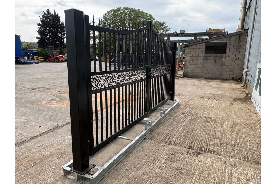Unused 15.6Ft x 7.6Ft Manual By Parting Gates With 6"x6" Post & Rams - Image 4 of 8