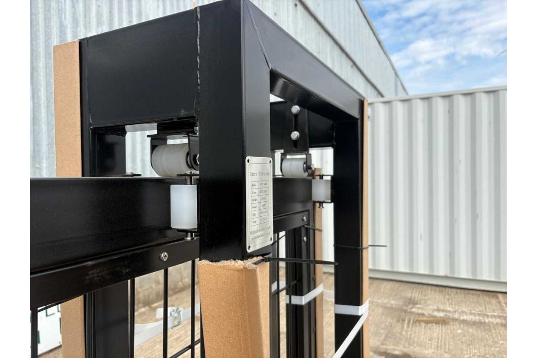 Unused XPF16WG 16Ft x 5Ft Electrical Counter Leaver Gate In Mesh Design With Motor & 5 Fobs - Image 11 of 13