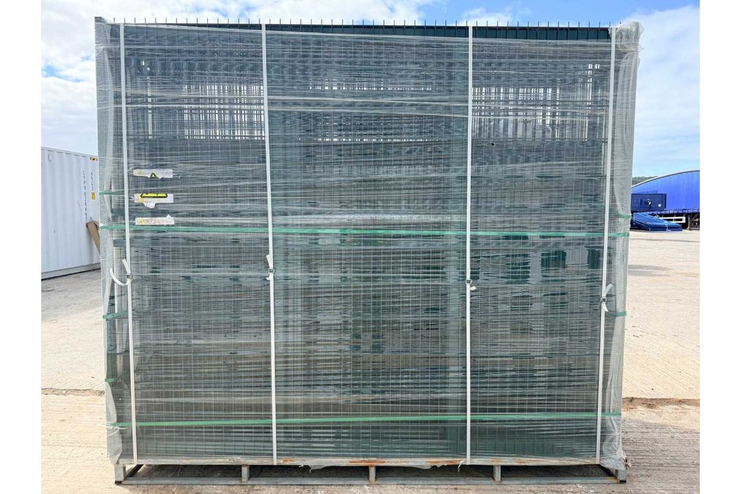Unused Green H/D Mesh Security Gates 6M X 2.4M, 3M Posts H/D X150 x150, Internal Pedestrian Gate Key - Image 5 of 7