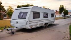 2010 TOURING CARAVAN – SIDE DINETTE / FRONT BEDROOM WASHROOM >>--NO VAT ON HAMMER--<<