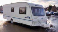 2004 TOURING CARAVAN – REAR FIXED BUNKS / SIDE DINETTE >>--NO VAT ON HAMMER--<<