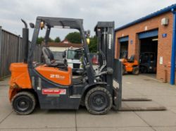 2017 DOOSAN D25 GP 2.5T FORKLIFT – 4.7M TRIPLEX MAST, 2,037 HOURS