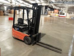 **(INCLUDES CHARGER)**TOYOTA FBESF15 ELECTRIC FORKLIFT