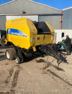 NEW HOLLAND BR7060 ROUND BALER