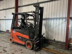 **(INCLUDES CHARGER)**YALE E30HL-01/600 ELECTRIC FORKLIFT