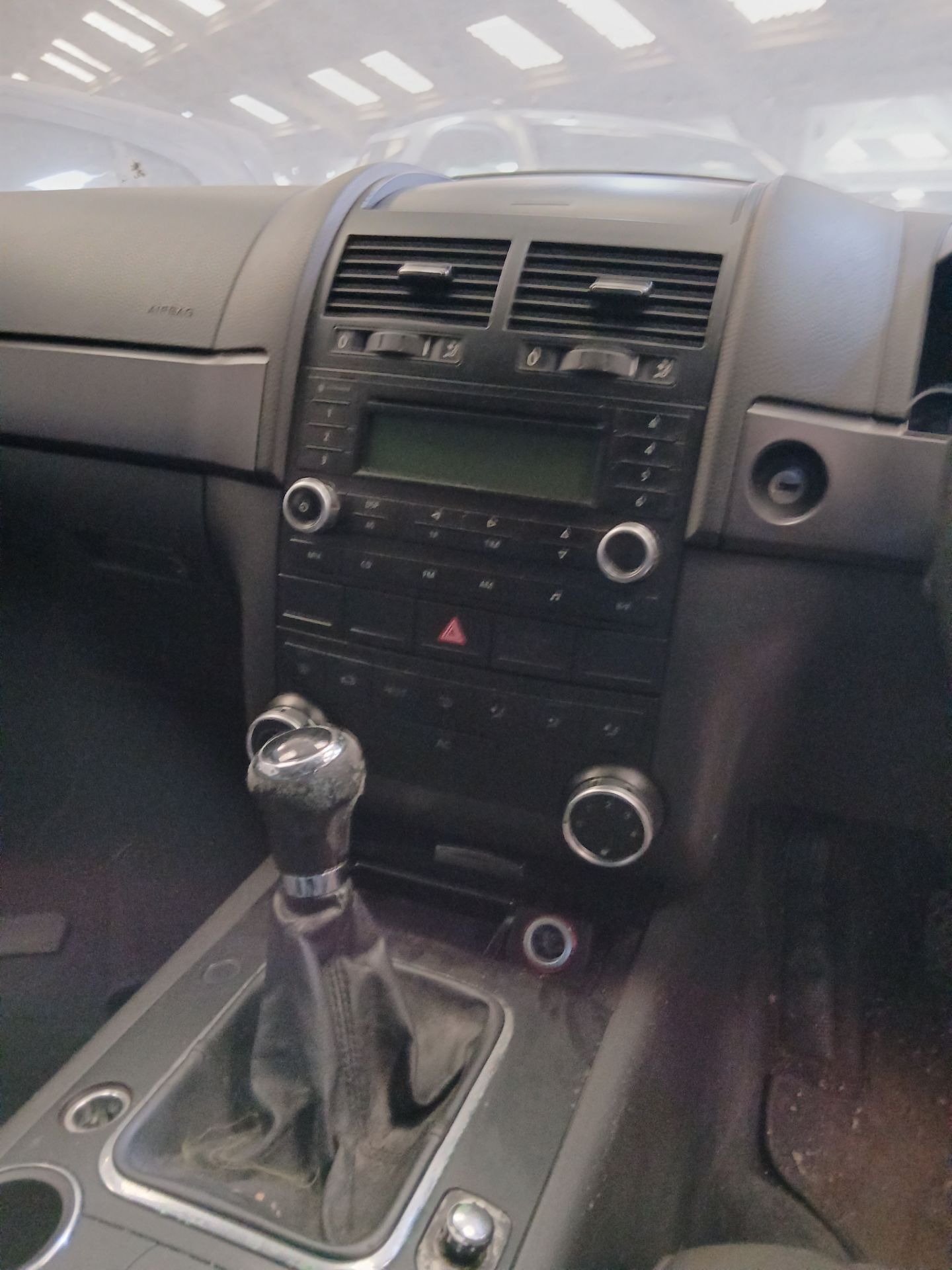 2006 VOLKSWAGEN TOUAREG TDI – 2.5 DIESEL MANUAL SUV >>--NO VAT ON HAMMER--<< - Image 6 of 12
