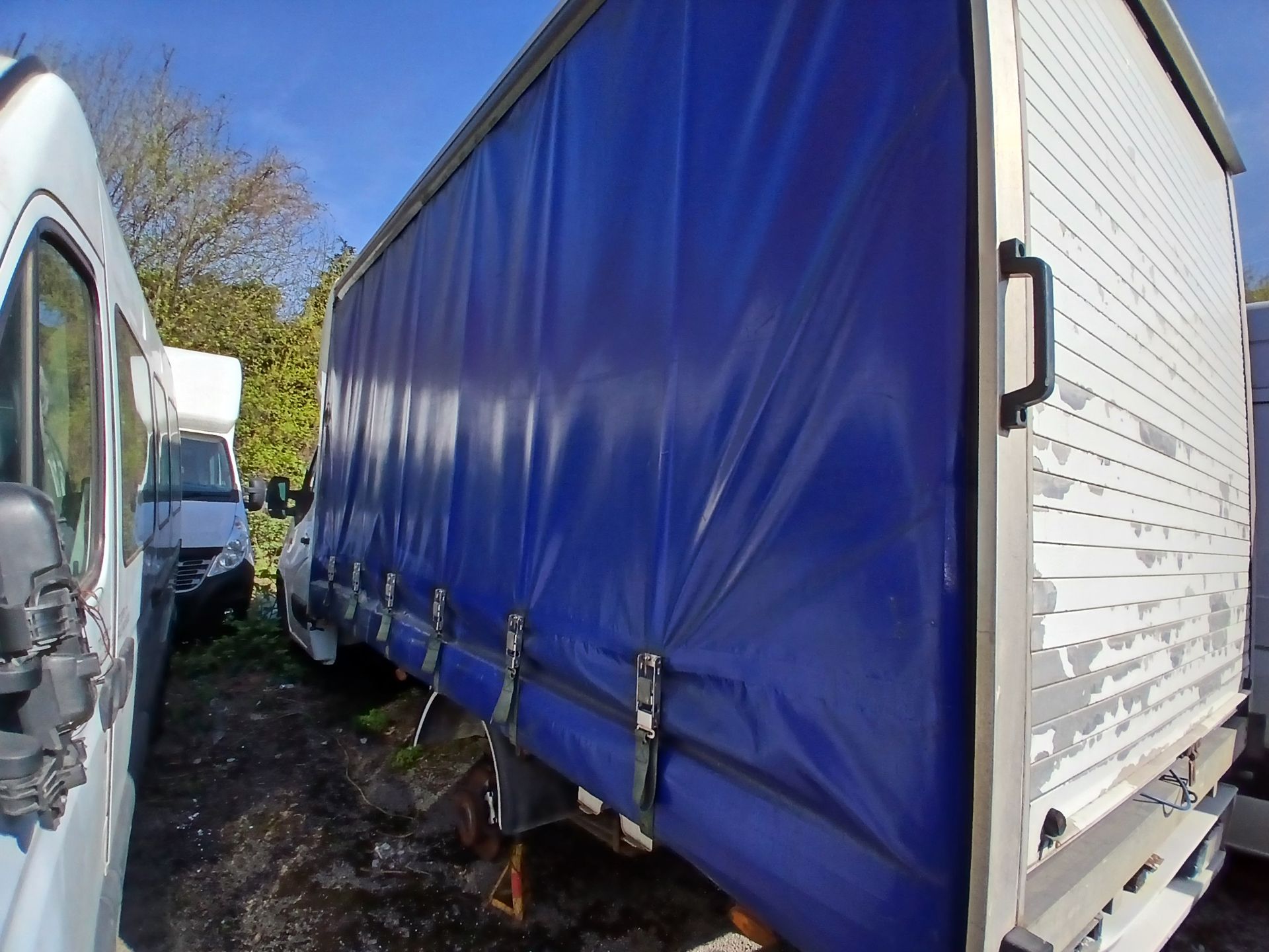 2019 RENAULT TRUCKS MASTER 35 LWB – CURTAINSIDER CAB – 2299CC DIESEL >>--NO VAT ON HAMMER--<< - Image 2 of 9