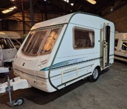 2003 ABBEY IONA VOGUE – 2 BERTH TOURING CARAVAN >>--NO VAT ON HAMMER--<<