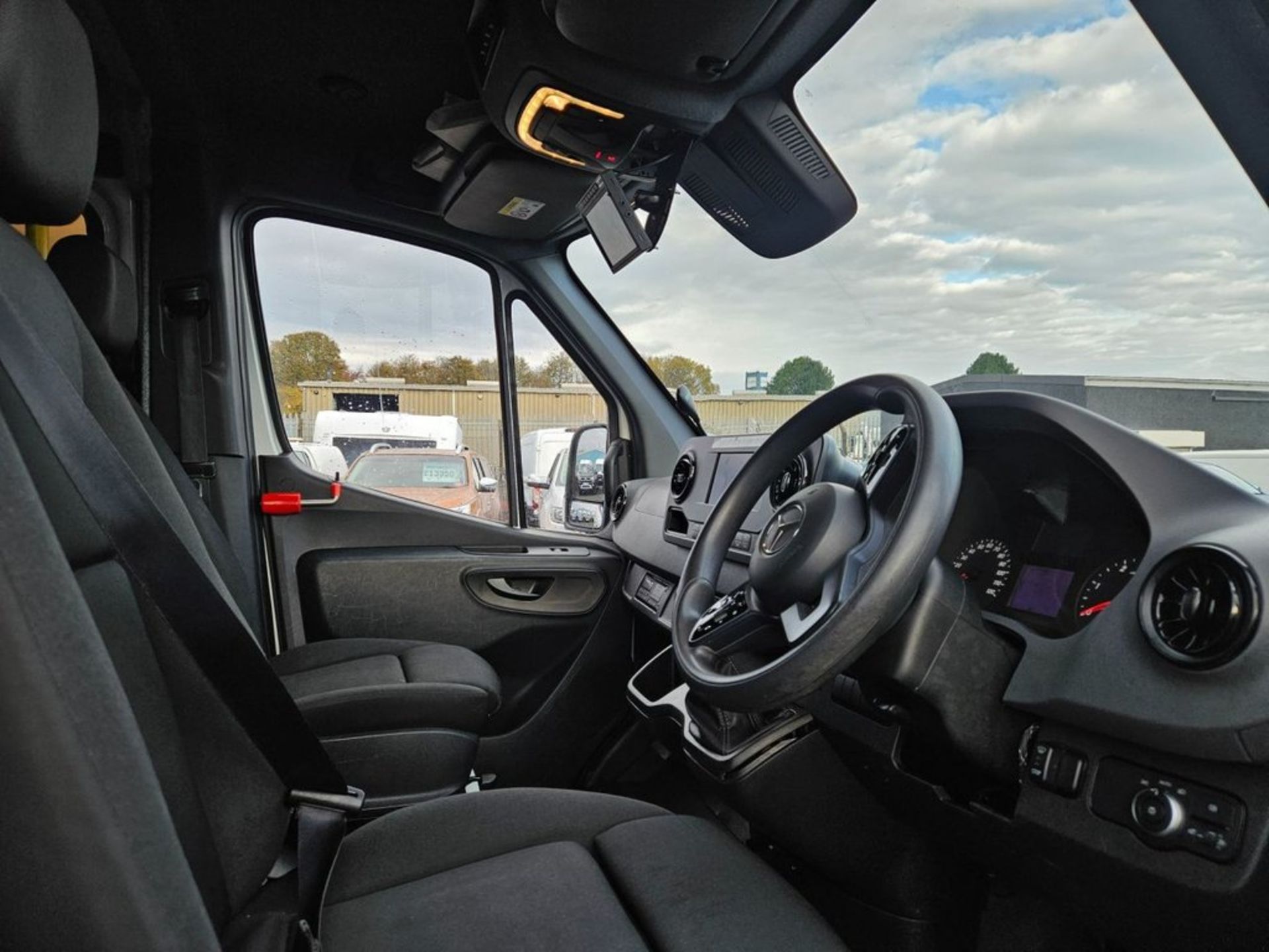 **(ONLY 88K MILEAGE)** 2019 MERCEDES-BENZ SPRINTER 516 CDI LWB CREW VAN - Image 10 of 14