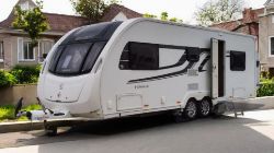 2017 TOURING CARAVAN – TWIN MOVERS >>--NO VAT ON HAMMER--<<