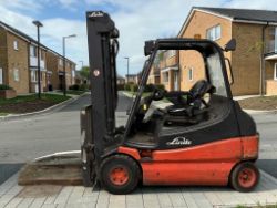 **(INCLUDES CHARGER)** 2008 LINDE E25/02 ELECTRIC 4-WHEEL FORKLIFT