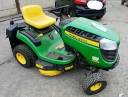 JOHN DEERE X135R - LAWNMOWER TRACTOR >>--NO VAT ON HAMMER--<<