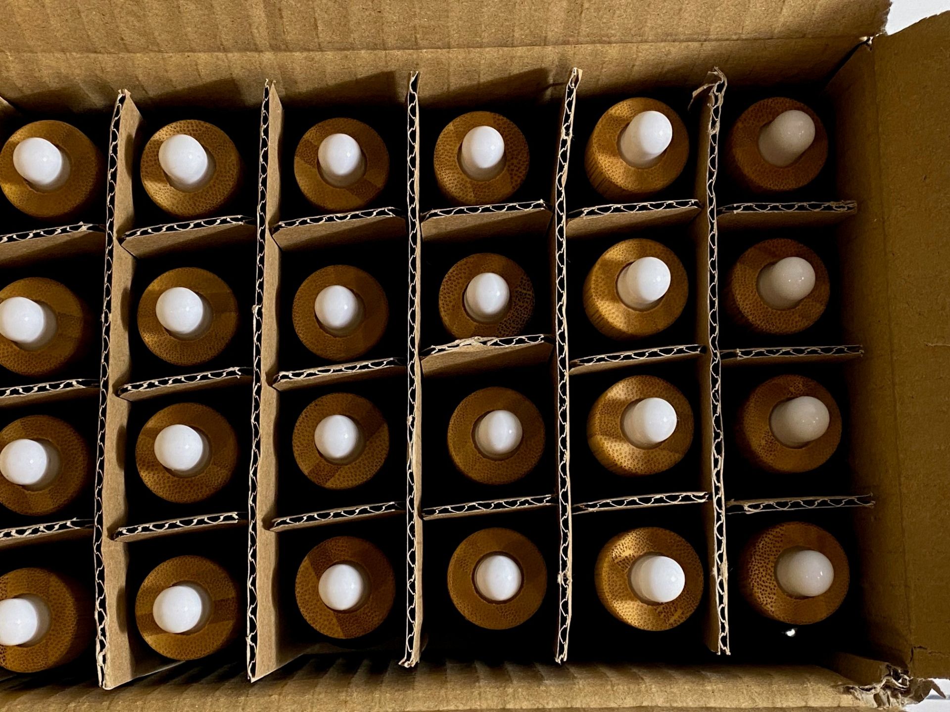 24 X 30ML TINTURE BOTTLES WITH BAMBOO TOP PIPETTES (BOXED) - Image 2 of 3