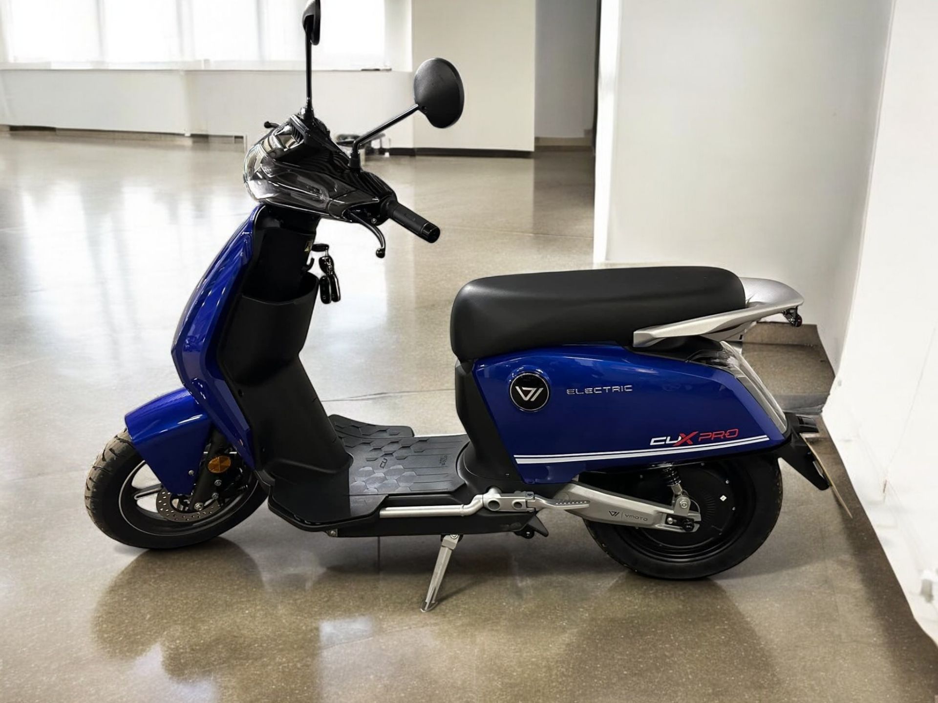 BLUE BRAND NEW 2025 ROAD LEGAL VMOTO CUX PRO ELECTRIC MOPED (50CC EQUIVALENT) - Image 2 of 11