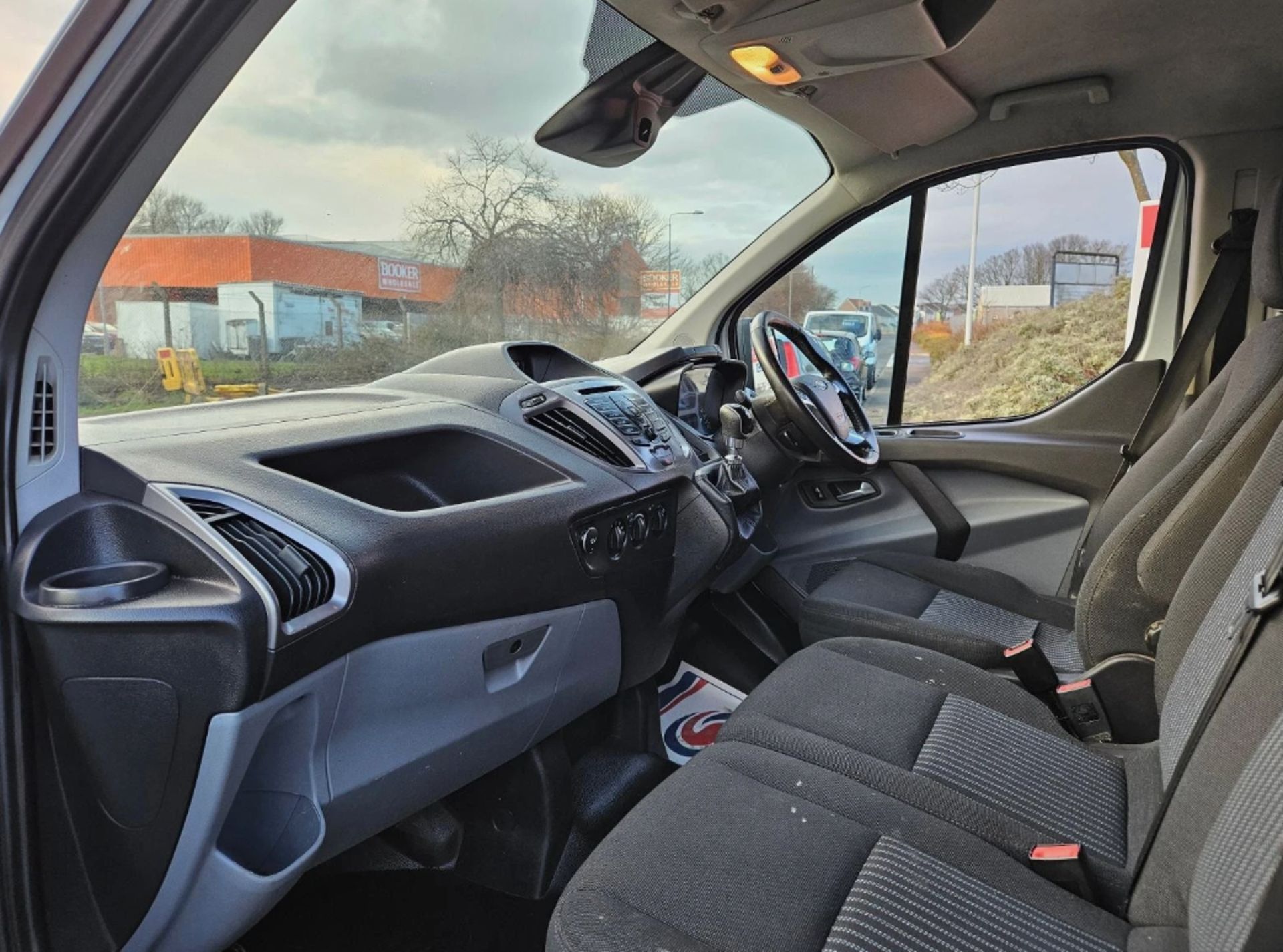 2018 FORD TRANSIT CUSTOM 290 TREND, 1996CC, MANUAL, WHITE, PANEL VAN >>--NO VAT ON HAMMER--<< - Image 12 of 13