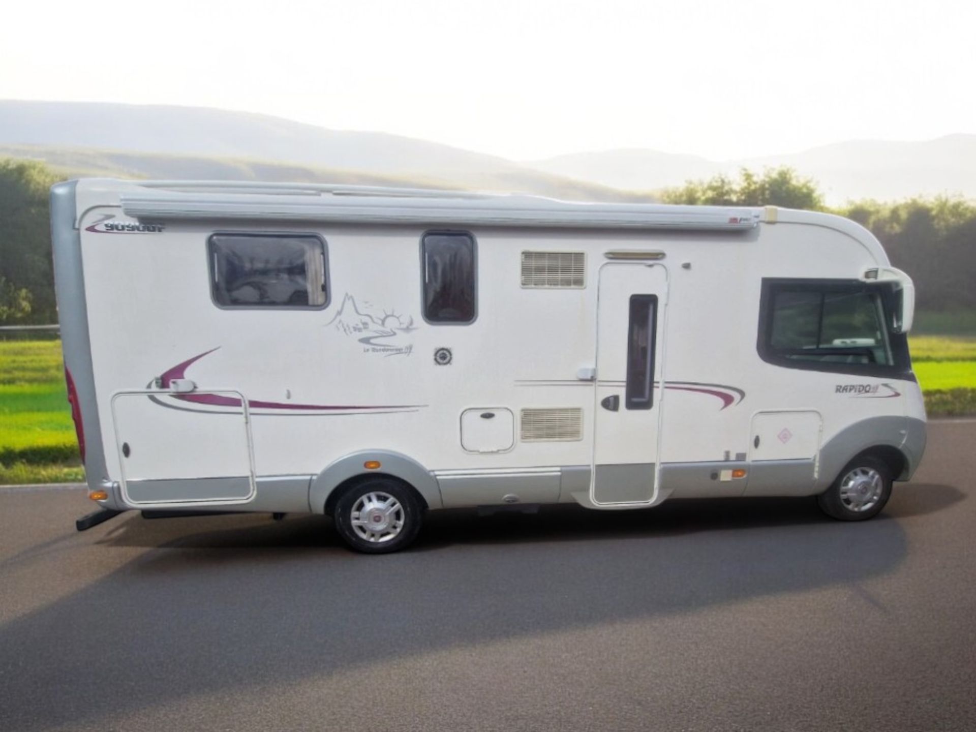 2011 RAPIDO LE RANDONNEUR 9090DF 4-BERTH FIXED ISLAND BED >>--NO VAT ON HAMMER--<< - Image 5 of 23