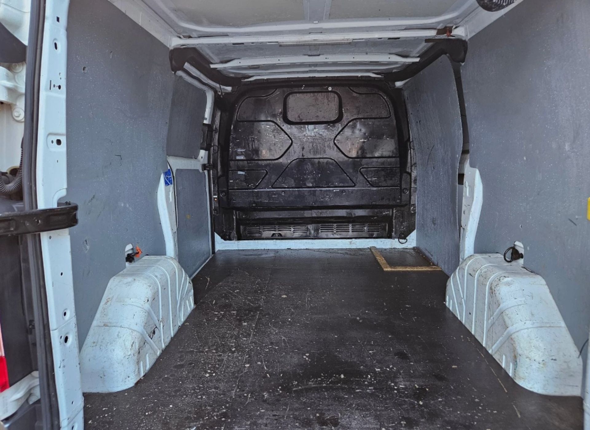 2018 FORD TRANSIT CUSTOM 290 TREND, 1996CC, MANUAL, WHITE, PANEL VAN >>--NO VAT ON HAMMER--<< - Image 10 of 13