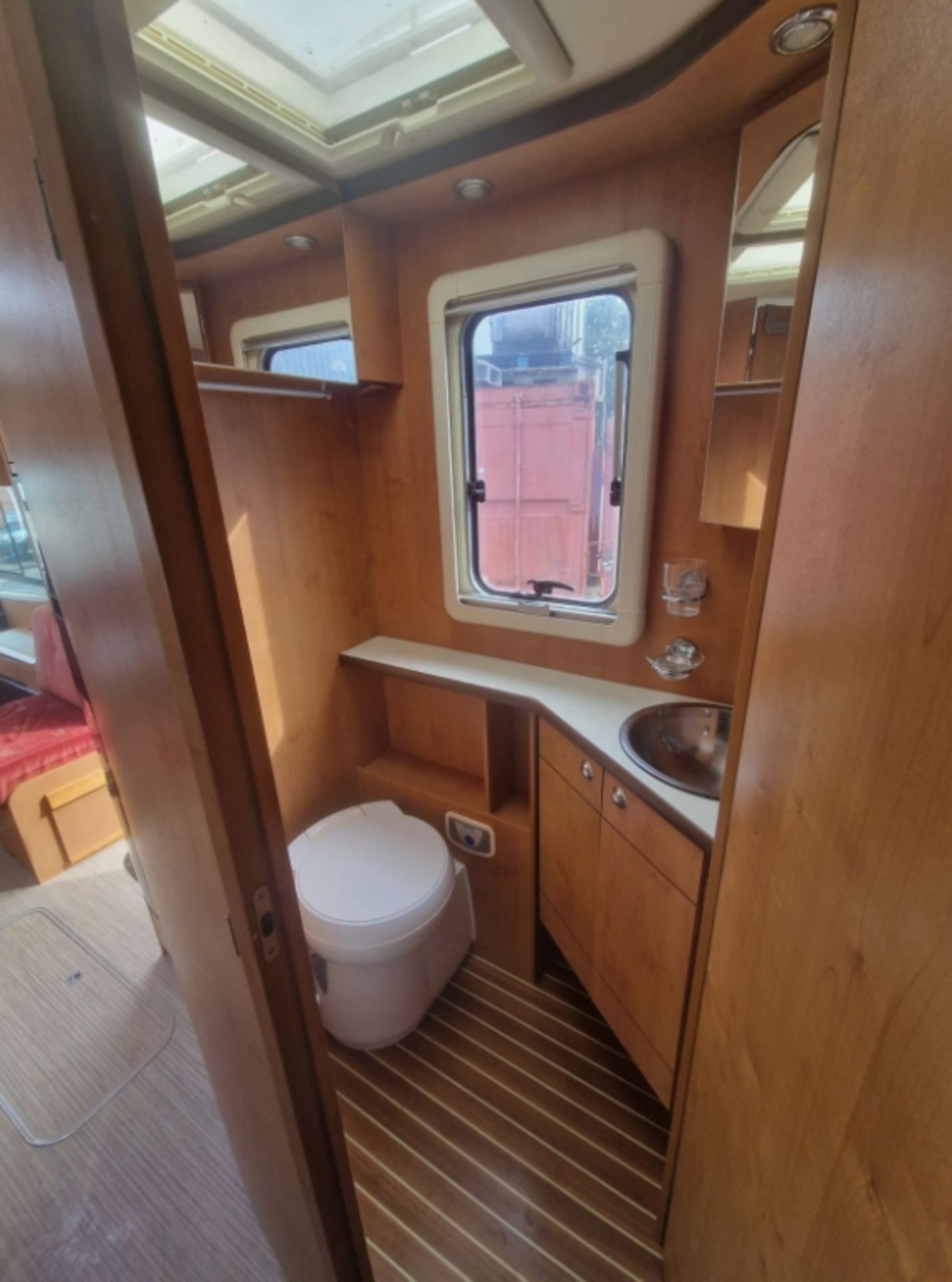 2011 RAPIDO LE RANDONNEUR 9090DF 4-BERTH FIXED ISLAND BED >>--NO VAT ON HAMMER--<< - Image 19 of 23