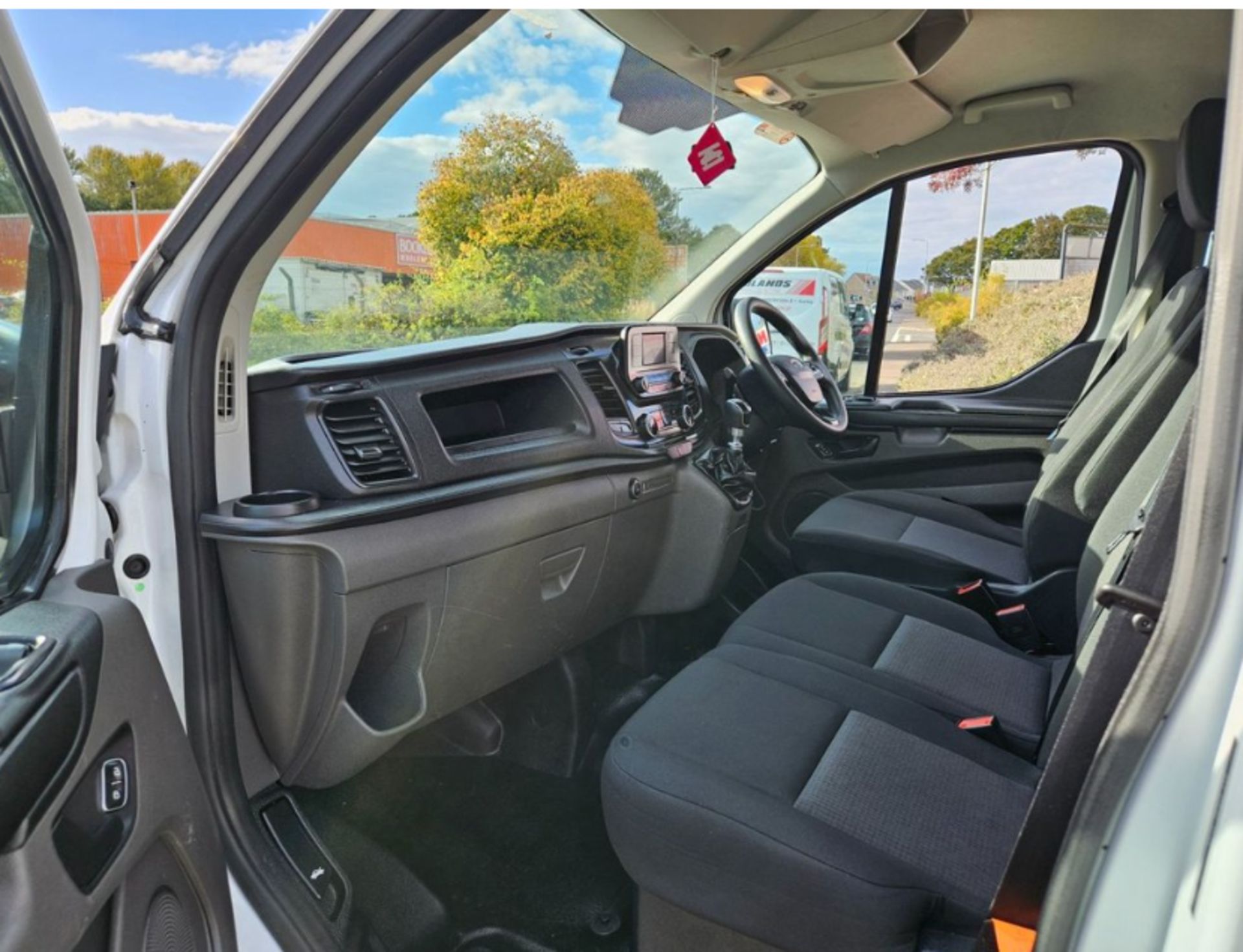 **(ONLY 69K MILEAGE)** 2020 FORD TRANSIT CUSTOM 300 LEADER SWB VAN >>-NO VAT ON HAMMER-<< - Image 11 of 12