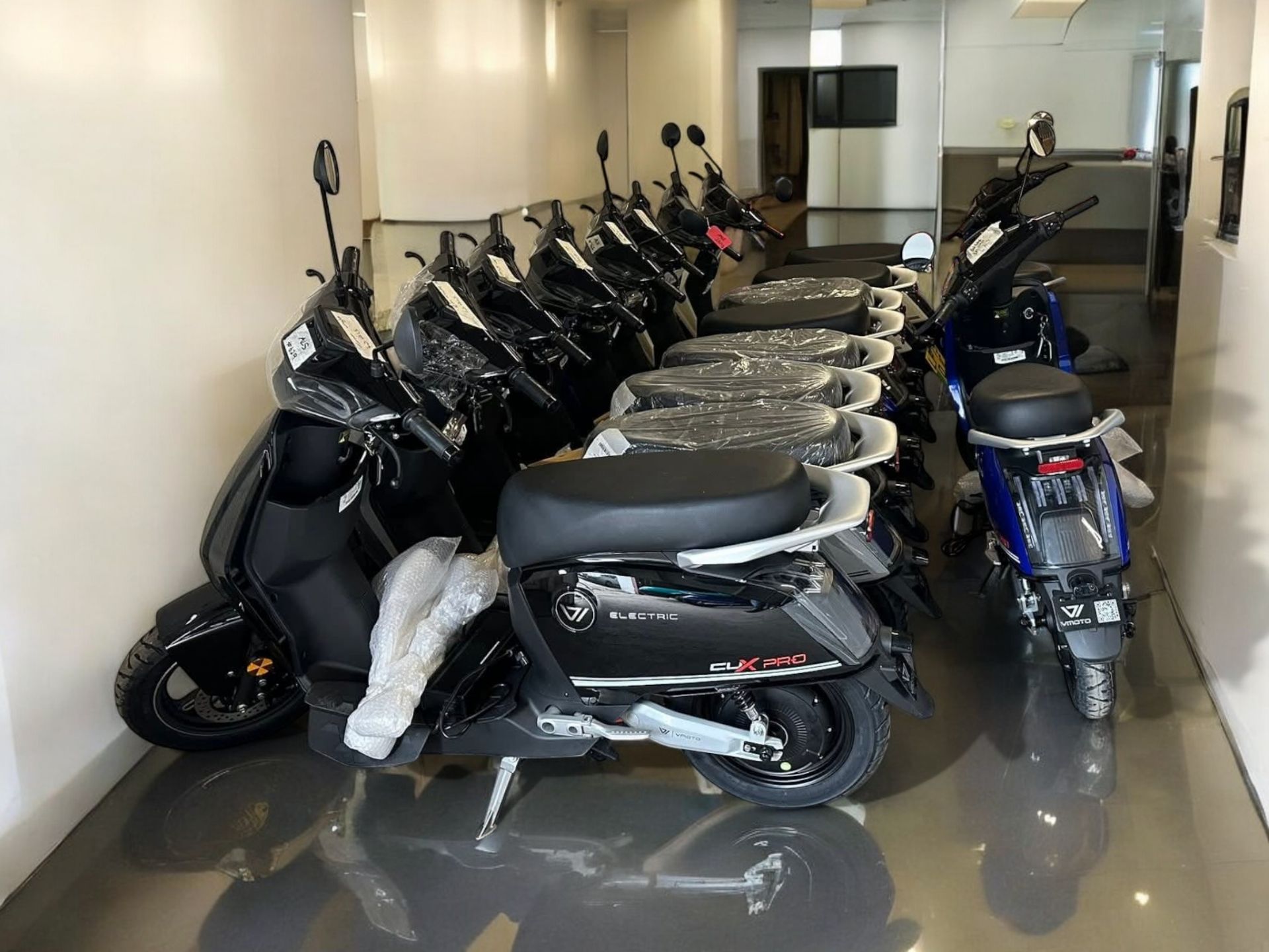 WHITE BRAND NEW 2025 ROAD LEGAL VMOTO CUX PRO ELECTRIC MOPED (50CC EQUIVALENT) - Image 3 of 10