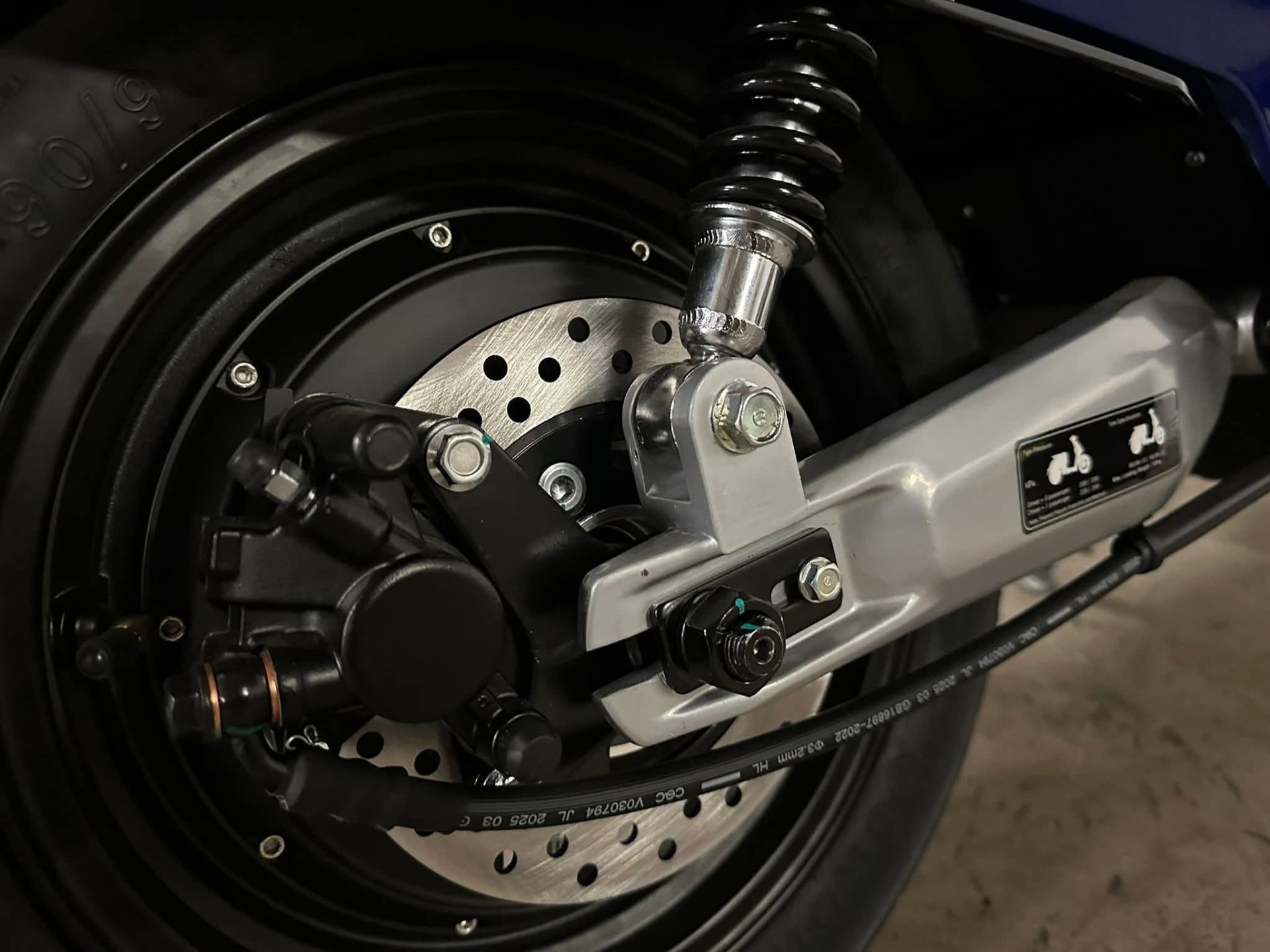 BLUE BRAND NEW 2025 ROAD LEGAL VMOTO CUX PRO ELECTRIC MOPED (50CC EQUIVALENT) - Image 10 of 11