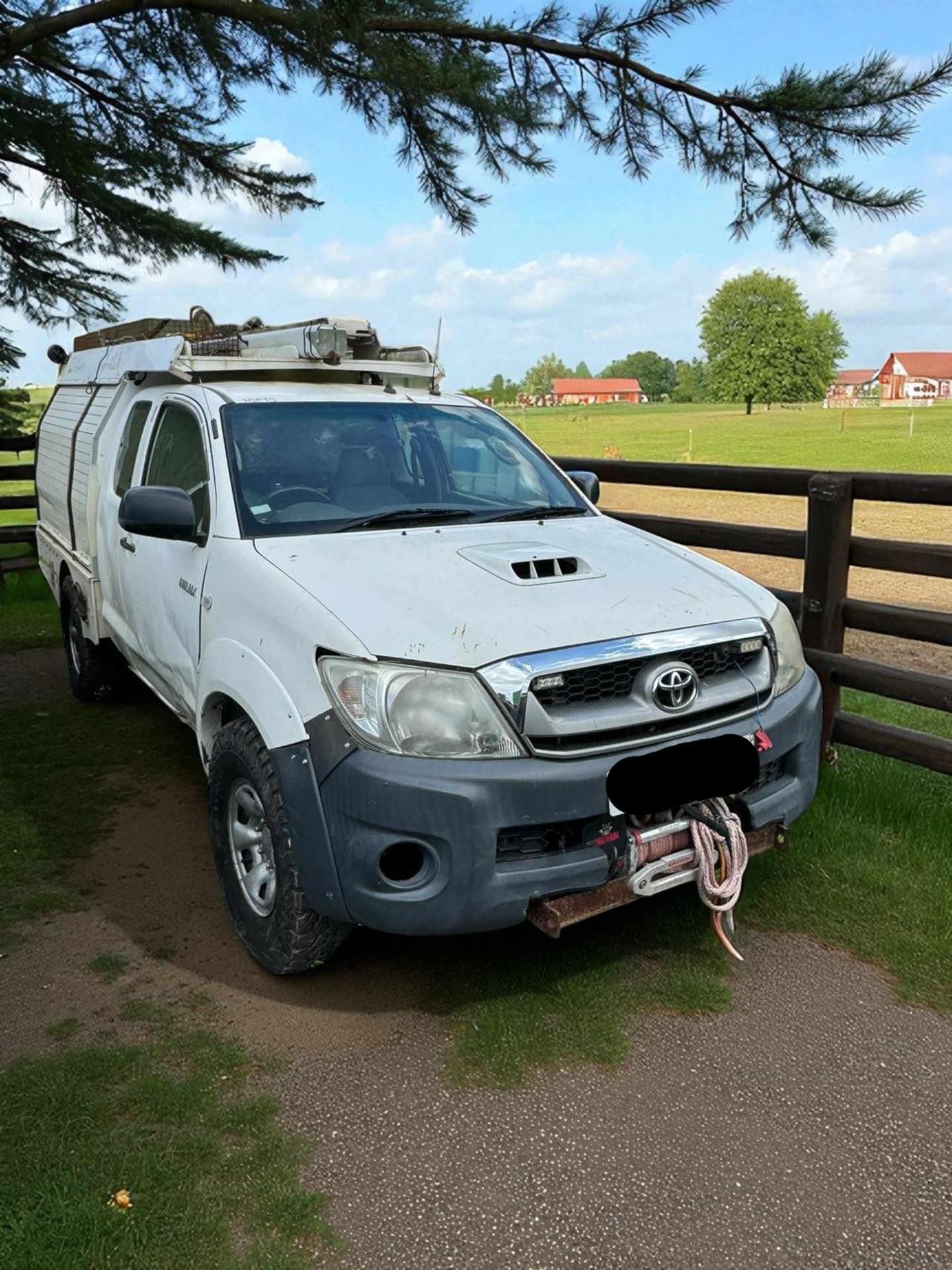 2010 TOYOTA HILUX HL2 D-4D 4X4 EXTRA CAB – 2.5 DIESEL– 152K MILES – WHITE – TOOL BOX & WINCH - Image 5 of 7